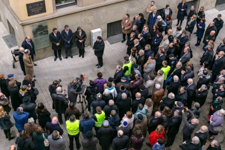 November 2018: Einweihung der Gedenktafel am Standort der großen Synagoge, die auf Anordnung des Nazi-Okkupanten zwischen Ende August und Ende Oktober 1941 abgerissen wurde