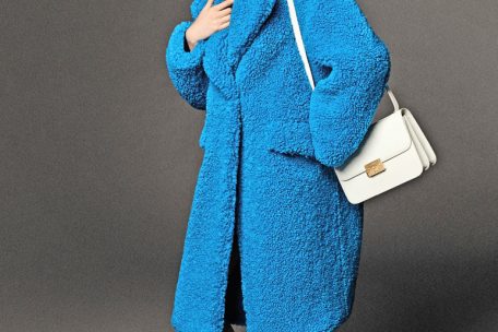Sieht mich jemand im grauen Winter? Gerade die Mäntel und Jacken haben auffallende Farben, wie dieses Beispiel von Benetton (Teddy-Mantel ca. 199 Euro, Tasche ca. 70 Euro). 