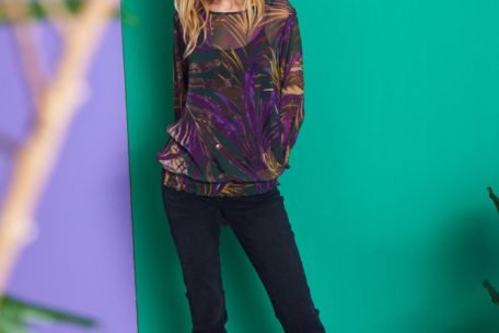 Es muss nicht das komplette Outfit eine Farbexplosion sein: Gerade die Kombination mit dezenten Tönen der Farbfamilie und Klassikern wie Schwarz machen Knallfarben schick. Hier ein Beispiel von Aniston by Baur (Bluse ca. 40 Euro, Hose ca. 60 Euro).