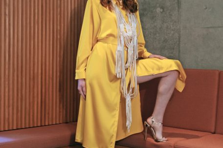 Ungewöhnlich für den Winter: Strahlende Farben, die eher an Sommerblumen erinnern, kommen jetzt gerade in der dunkleren Zeit des Jahres in Trend. Wie zum Beispiel dieses Kleid von Marcel Ostertag (ca. 749 Euro, Kette 2.499 Euro).