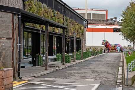 Das Kunstwerk steht zwischen den Gebäuden A und B der Kreativfabrik