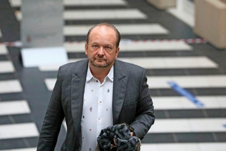 Parlament / Causa Frank Schneider: Regierung will keine Einmischung in französische Justiz