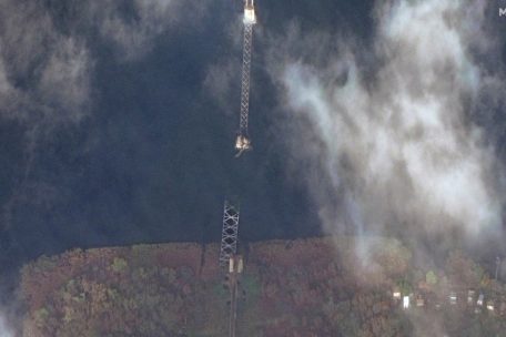 Dieses von Maxar Technologies veröffentlichte Satellitenbild zeigt eine Nahaufnahme der zerstörten Antoniwka-Brücke bei Cherson