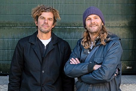 Die Band (hier Bassist Rüdiger Linhof mit Sänger Peter Brugger) veröffentlichte Mitte November mit „Jeder nur ein X“ ihr achtes Album