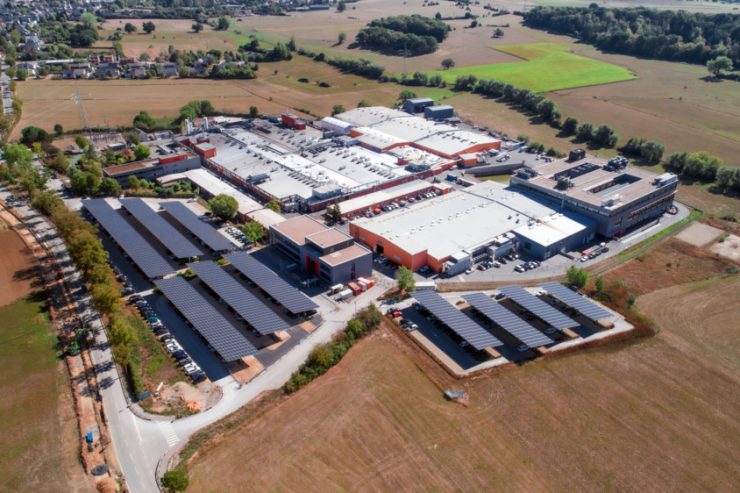 Unternehmen / Ceratizit weiht größten Solar-Carport Luxemburgs ein