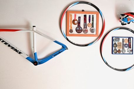 Viele Erinnerungen an 25 Jahre Radsport hängen im Keller von Sören Nissen