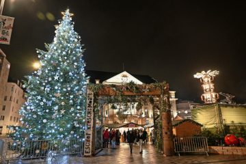 Escher Krëschtmoart / Die höchste Glühweinpyramide des Landes: Kater statt Katar