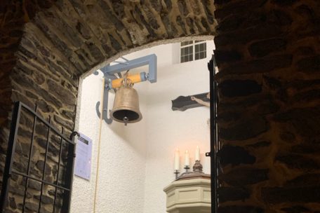 … wurde die Glocke am Freitag an ihren definitiven Platz im 1671 erbauten Glockenturm in Stolzemburg gehievt