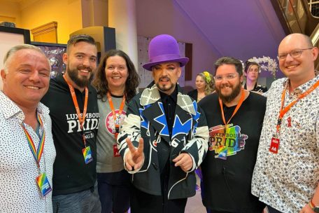 Für Dominique Vitali (l.) ein absoluter Höhepunkt: der Auftritt von Boy George (M.) bei der diesjährigen Luxembourg Pride in Esch