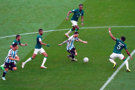 Vorrunde, Gruppe C, Spieltag 1 im Lusail Stadion, Argentiniens Lionel Messi (M) läuft mit dem Ball. 