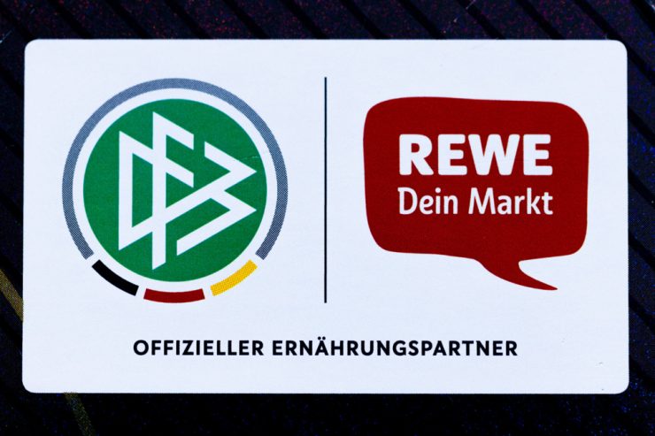 Katar-WM / Rewe beendet wegen „One Love“-Entscheidung Zusammenarbeit mit Deutschem Fußball-Bund