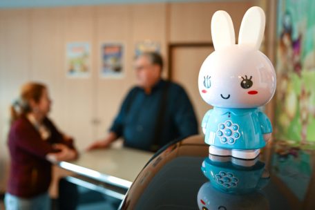 „Salut, Madeleine“: Der niedliche Hase „Hanni Banni“ kann luxemburgische Kinder- und Schlaflieder vorsingen, er wird auf Wunsch mit dem Namen des Kindes personalisiert. Darüber hinaus erzählt er wunderbare Geschichten auf Luxemburgisch und lässt im Dunklen seine Ohren in unterschiedlichen Farben leuchten.