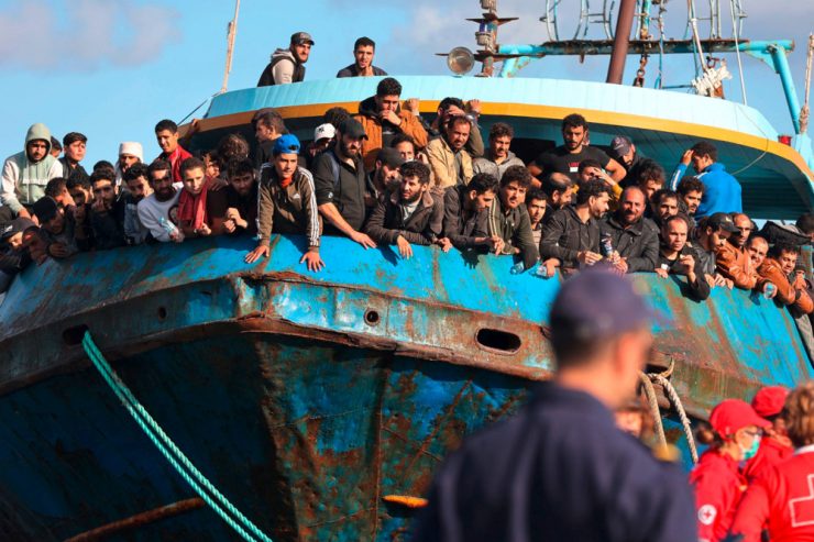 Griechenland / Rund 500 Migranten aus Seenot gerettet – Boot nach Kreta gebracht