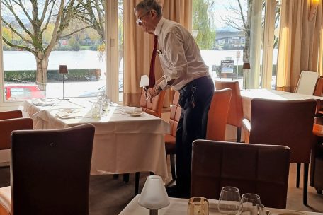 Lucien Houdremont richtet den Mittagstisch im Hotel Saint-Nicolas in Remich