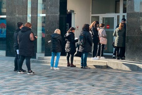 Warteschlangen vor dem Eingang der Bank