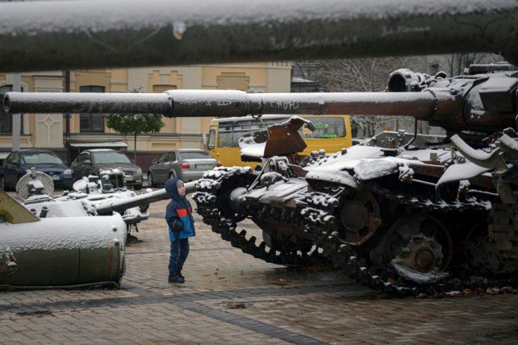 Putins Krieg / Selenskyj stimmt Ukraine auf harten Winter ein – Die Lage am Montag 
