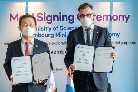 Wirtschaftsminister Franz Fayot und der koreanische Minister für Wissenschaft und ICT Lee Jong-ho nach der Unterzeichnung der Absichtserklärung im Weltraum-Sektor