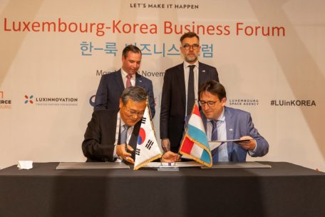 Choi Mun-Kee, Direktor des KAIST, und Mario Grotz, Direktionsbeauftragter für Industrie, neue Technologien und Forschung im Wirtschaftsministerium, unterzeichnen eine Absichtserklärung im Bereich der Start-ups 