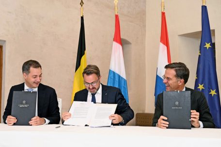 Unterschreibung der gemeinsamen Erklärung, wie es in der Benelux-Union weitergehen wird: Alexander De Croo, Xavier Bettel und Mark Rutte (v.l.n.r.)