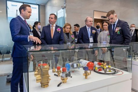 Erbgroßherzog Guillaume und Wirtschaftsminister Franz Fayot beim Besuch des Rotarex-Werkes in Asan