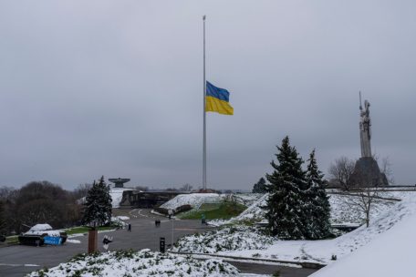 Die ukrainische Flagge weht auf halbmast in der Nähe der Mutter-Heimat-Statue in Kiew