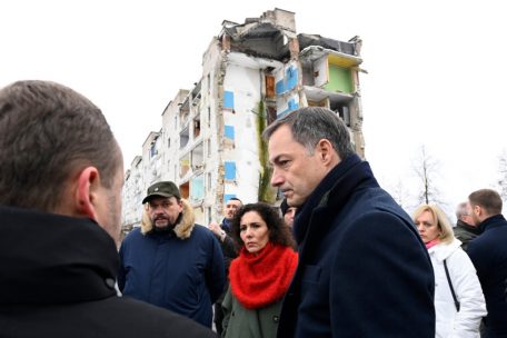 Hadja Lahbib (M), Außenministerin von Belgien, und Alexander De Croo (r), Premierminister von Belgien, vor wenigen Tagen bei ihrem Besuch in der Ukraine