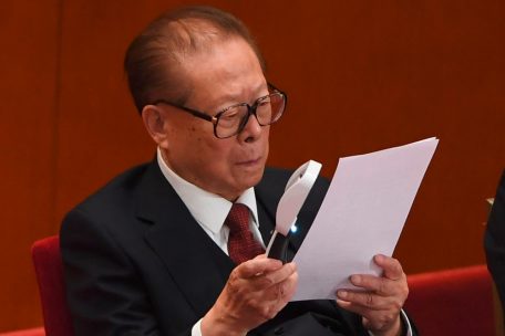 Das Foto vom 24. Oktober 2017 zeigt Chinas ehemaligen Präsidenten Jiang Zemin. Er liest einen Bericht während der Schlusssitzung des 19. Parteitags der Kommunistischen Partei in der Großen Halle des Volkes in Peking