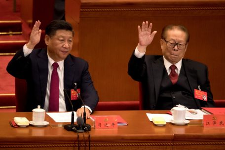 24.10.2017: Chinas Staats- und Parteichef Xi Jinping (l) hebt bei der Abschlusssitzung des 19. Parteikongresses der Kommunistischen Partei in der Großen Halle des Volkes seine Hand, um seine Zustimmung zu einem Bericht zu signalisieren. Rechts sitzt der ehemalige Staatspräsident Jiang Zemin.