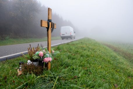 Ein Holzkreuz zum Gedenken wurde am Tatort an der K22 bei Kusel aufgestellt, wo Ende Januar 2022 zwei Polizisten im Dienst getötet wurden 