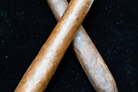 Populär wurde das Zigarrenrauchen im 19. Jahrhundert, nachdem die Truppen Napoleons die Zigarren aus dem französisch-spanischen Krieg mitbrachten