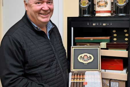 Christian Kaempff zeigt die zum 25. Jubiläum speziell angefertigte Kiste Zigarren