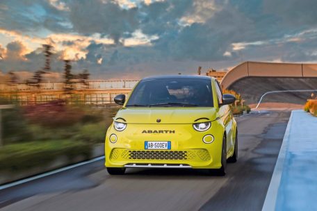 Kleine Autos, großer Spaß / Geladener Skorpion: Der Abarth 500e feiert Terrassen-Premiere