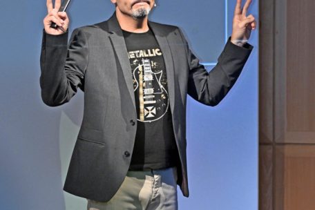 Kein klassischer Redner: Fred Colantonio trägt ein T-Shirt von Metallica unter seiner Anzugjacke, springt bei seiner Vorstellung ziemlich hektisch auf der Bühne hin und her und sucht den Dialog mit den Zuhörern