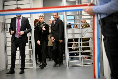 Großherzog Henri und Justizministerin Sam Tanson schreiten zur offiziellen Eröffnung der Justizvollzugsanstalt