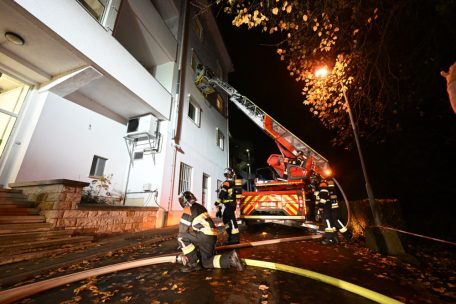Obwohl es nur eine Übung ist, kommt die Feuerwehr natürlich mit allem im Ernstfall notwendigen Gerät