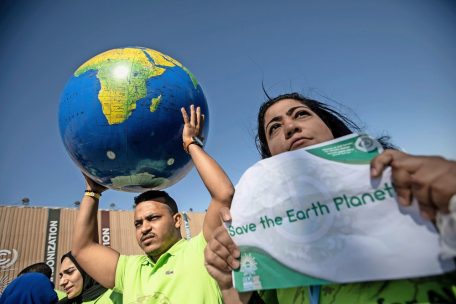 Demonstranten bei der COP27 in Ägypten: Der Planet kann laut Scheidler nur durch einen Ausstieg aus dem Wachstum gerettet werden