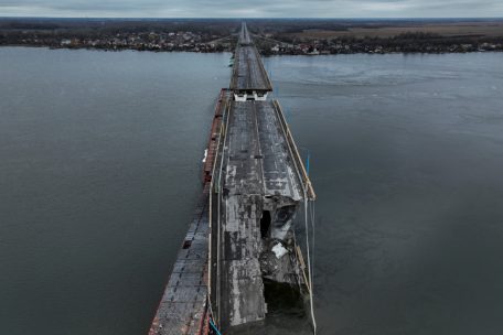 27.11.2022, Ukraine, Cherson: Die Brücke, der Hauptübergang über den Fluss Dnipro in Cherson, wurde Anfang November 2022 von russischen Truppen zerstört, nachdem sie sich aus der südlichen Stadt zurückgezogen hatten 