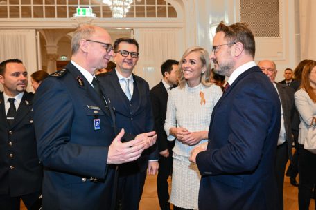CGDIS-Generaldirektor Paul Schroeder, Alain Becker, Direktion für zivile Sicherheit, Innenministerin Taina Bofferding und Premierminister Xavier Bettel im Gespräch (von links)