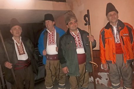 An Heiligabend überbringen Sternsinger, hier Mitglieder des örtlichen Männergesangvereins „Vejen“ aus Teteven, die Weihnachtsbotschaft an die Familien
