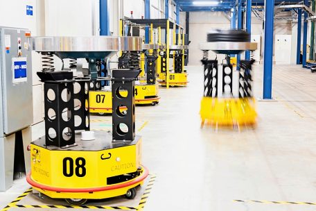 Kleine Roboter, die autonom herumfahren, sammeln jeden einzelnen fertigen Reifen in der zweiten Zone ein und bringen ihn dann zu der für ihn vorgesehenen „Backform“ nebenan