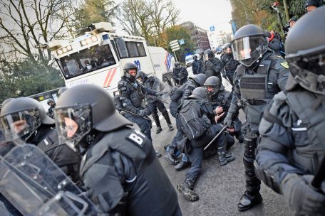 Am 11. Dezember greifen die Beamten hart gegen Demonstranten durch, die sich nicht an die Regeln halten