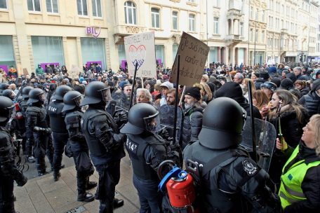 Am 15. Januar greifen die Polizisten kurzerhand durch und kesseln die Demonstranten im Bahnhofsviertel ein