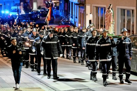 Mit Fackeln zogen die Teilnehmer in Rodange zum Gedenkgottesdienst