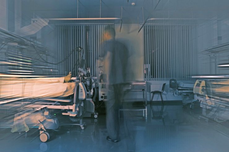 Kirchberg / Unbekannter im Krankenzimmer: 86-jähriger Patient nachts im Krankenhaus beraubt