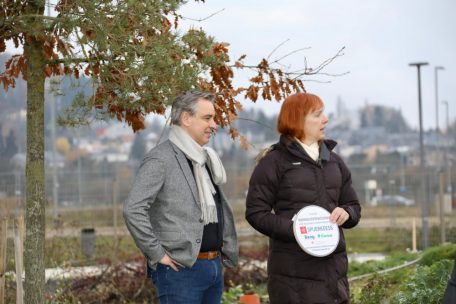 Bildungsminister Claude Meisch und Lyzeum-Direktorin Astrid Schuller sehen sich den Schulgarten an