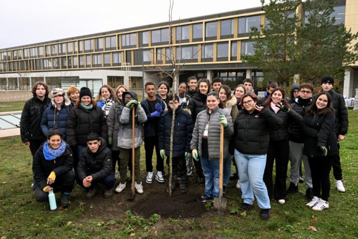 Aktion für mehr Nachhaltigkeit / Schüler des „Lycée Bel-Val“ pflanzen 15 Obstbäume ein