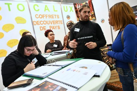 Das fiktive Unternehmen „Tocalux“ bietet „Culture Boxes“ an, durch die der Käufer in ferne Länder reisen kann – ganz ohne Jetlag
