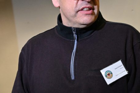 Sacha Pauquet ist Lehrer im LTC und hilft den Schülern bei allen Schritten, die für den Erfolg ihres Unternehmens nötig sind