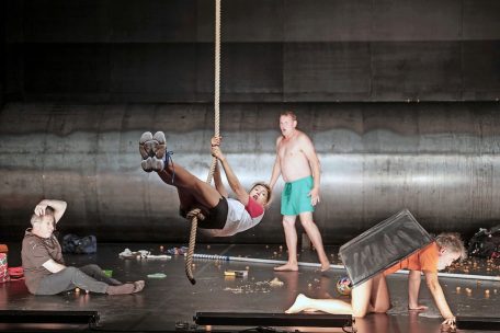 André Jung, Ursina Lardi, Devid Striesow, Sebastian Blomberg zwischen Tier und Mensch in einem metamorphischen Theaterstück