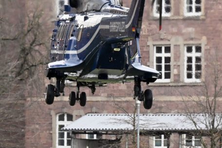 Ein Festgenommener wird mit dem Polizeihubschrauber nach Karlsruhe geflogen